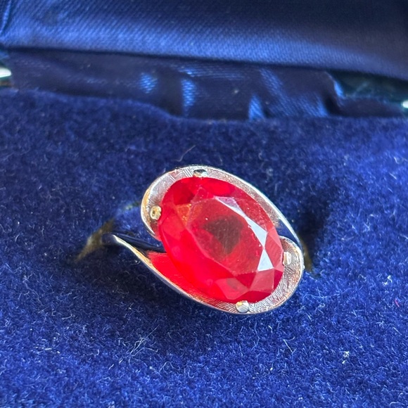 Vintage Elegant Red Gemstone Ring - Picture 3 of 7